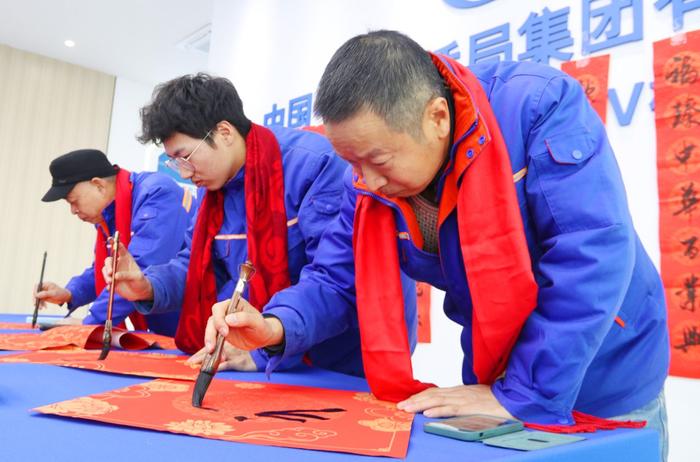 工地“书法家”为工人写春联送祝福