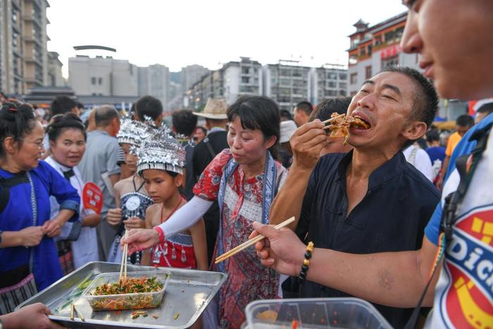 我在现场·照片背后的故事｜2023，燃情“村超”与凡人微光的交响乐章