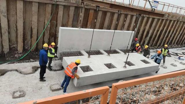 建设河海直达高等级航道，大芦线东延伸护岸工程吊装启动