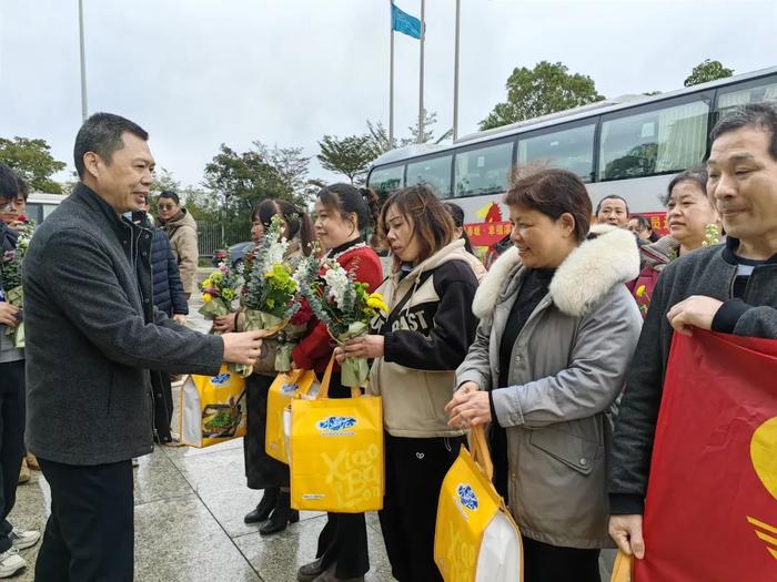 他们手捧鲜花从湛江返乡！这次有专车接送……