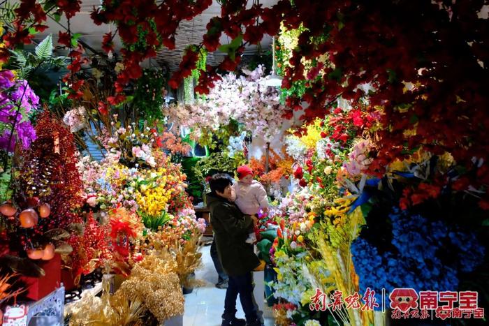 高清图：夜光花市灯光璀璨 赏花买花年味十足