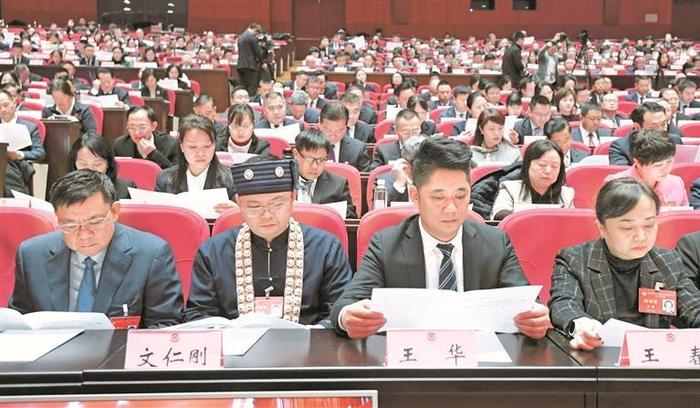 1月27日，省政协十三届二次会议闭幕会上，委员认真阅读会议资料。