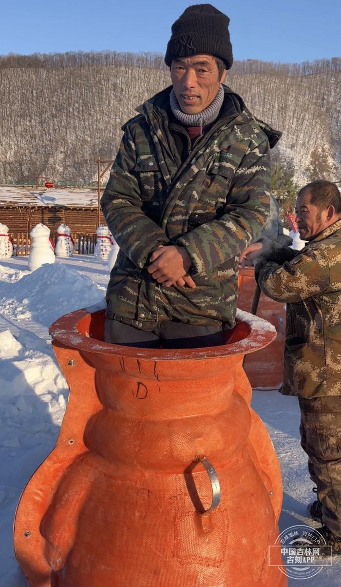 首届松花江滑冰马拉松｜独家解密！雪人军团竟然是用……做的