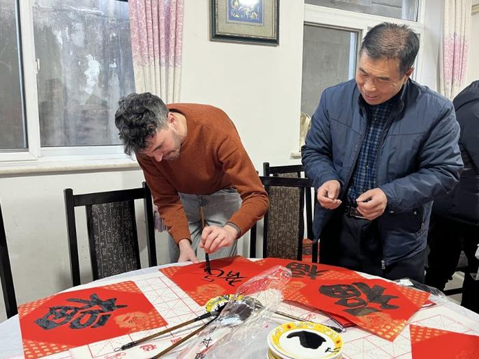 包饺子、剪窗花、写“福”字  驻华使团走进昌平区十三陵镇农户家体验中国传统文化