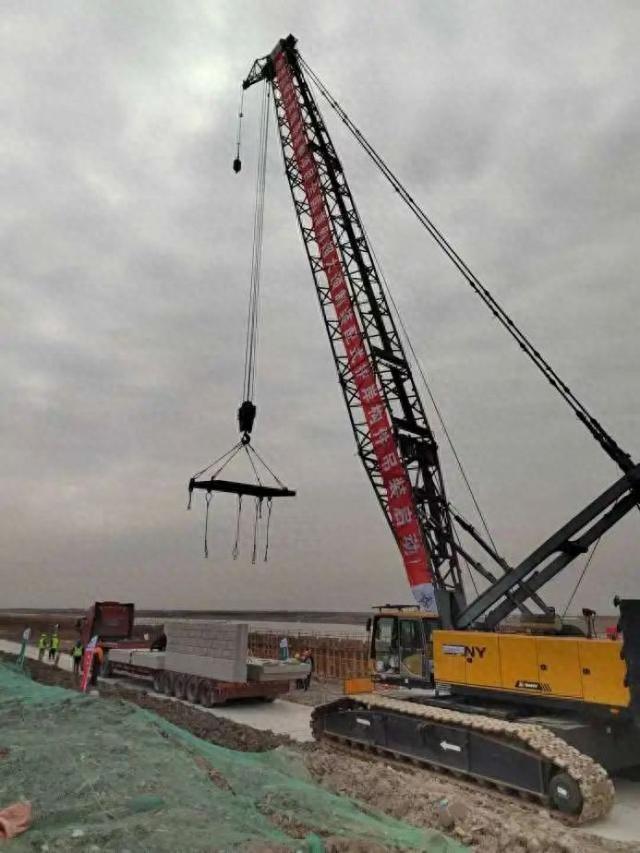 建设河海直达高等级航道，大芦线东延伸护岸工程吊装启动