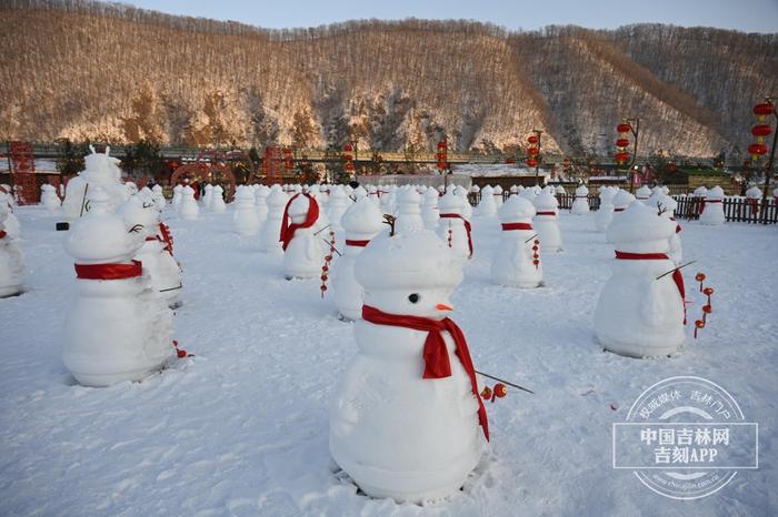 首届松花江滑冰马拉松｜独家解密！雪人军团竟然是用……做的