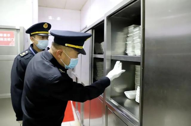 广东省韶关市突击检查“年夜饭”餐饮单位后厨