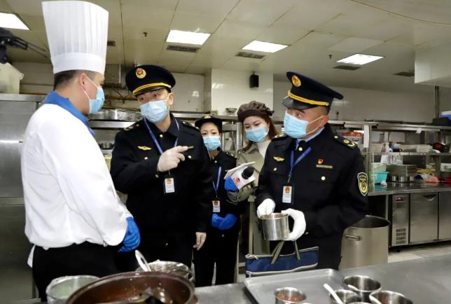 广东省韶关市突击检查“年夜饭”餐饮单位后厨