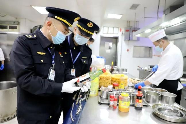 广东省韶关市突击检查“年夜饭”餐饮单位后厨