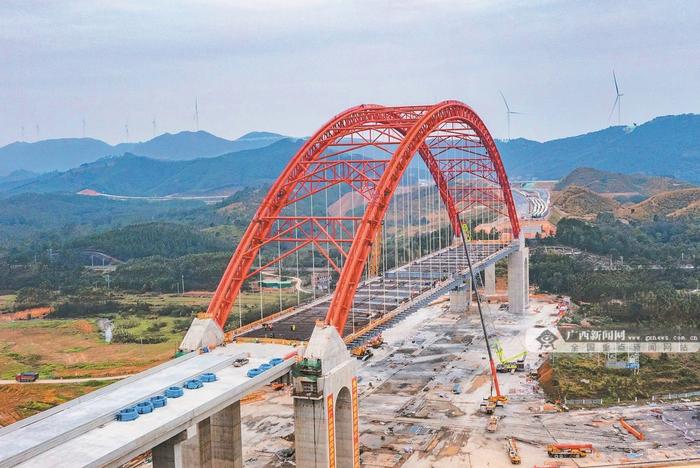 南湛高速公路施工“加速度”丨平陆运河旧州特大桥格子梁吊装完成