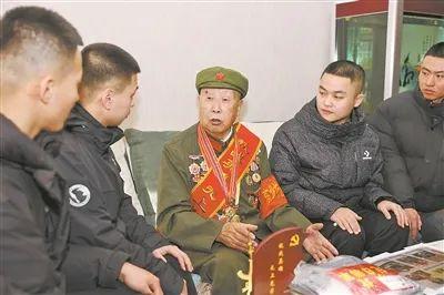 94岁的抗联老兵王济堂深情寄语哈尔滨市应征青年——“希望你们到部队好好干”