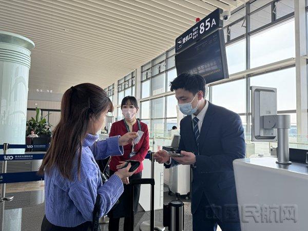 青岛胶东国际机场实现出境旅客无纸化通关