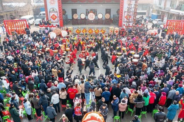 抖音锣鼓主播办“村晚”，数百村民自导自演同敲团聚鼓声