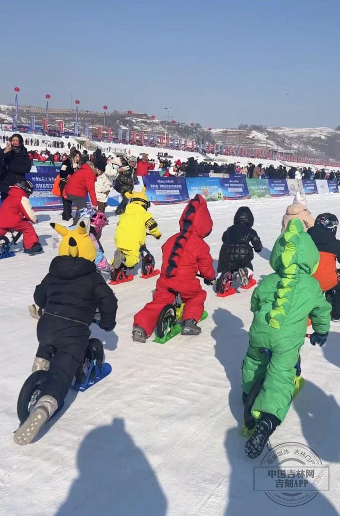 惊了，掌声在哪里？雪地自行车马拉松挑战赛迎来“特别”选手