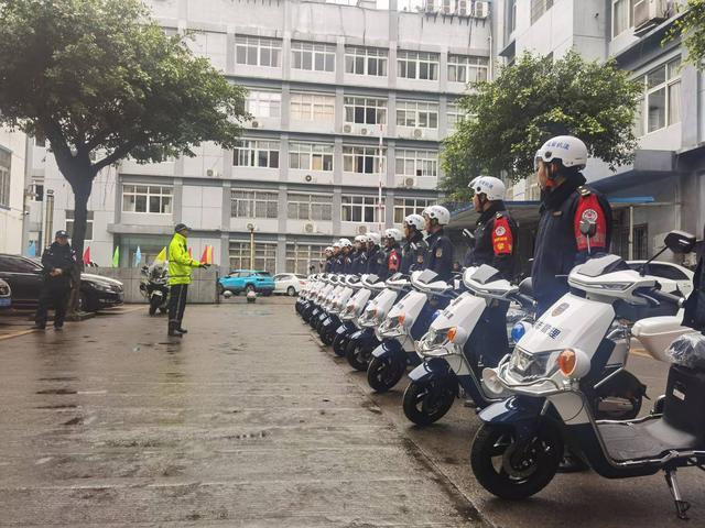 四川自贡高新区城管执法大队组建首支摩托车骑行队