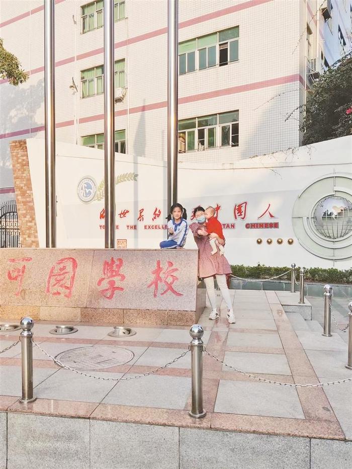 学校体育场对市民开放。