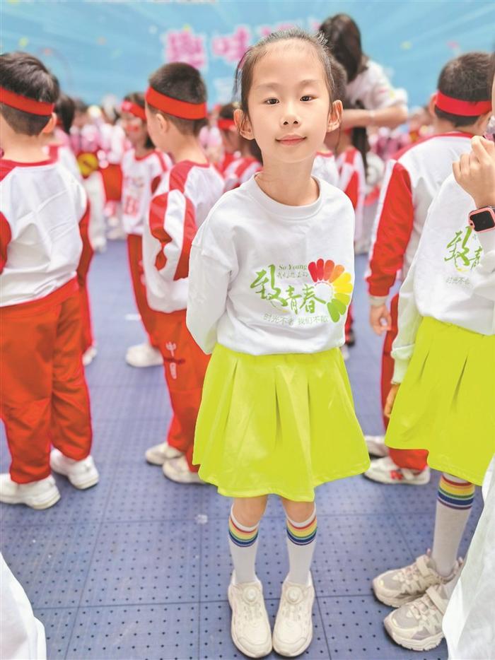 任女士的女儿在校园里快乐运动。