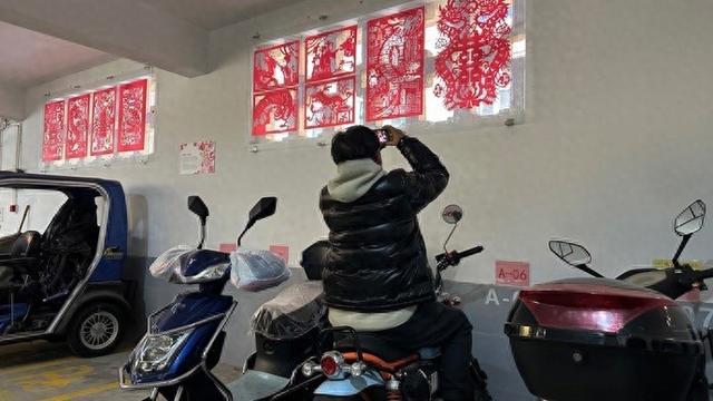 上海的这个“停车棚美术馆”上新迎来浓浓年味，艺术家原作在停车棚展出安全吗