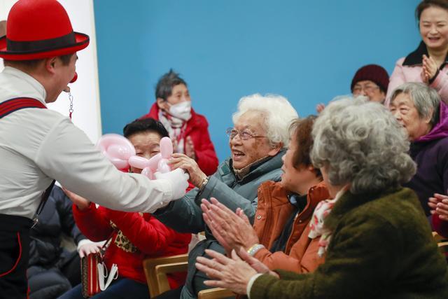 国家一级演员、魔术、老年心理减压讲座……老人们的一天被安排得满满当当