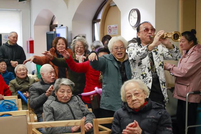 国家一级演员、魔术、老年心理减压讲座……老人们的一天被安排得满满当当