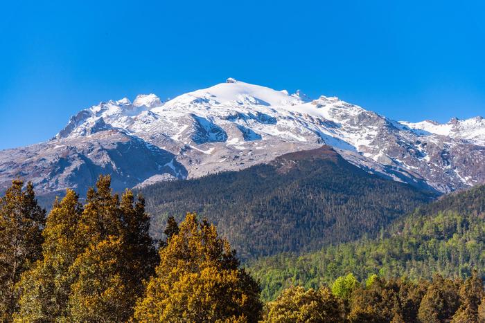 云南哈巴雪山一登山者滑坠身亡，当地暂停登山报批工作，拟打造成熟攀登路线