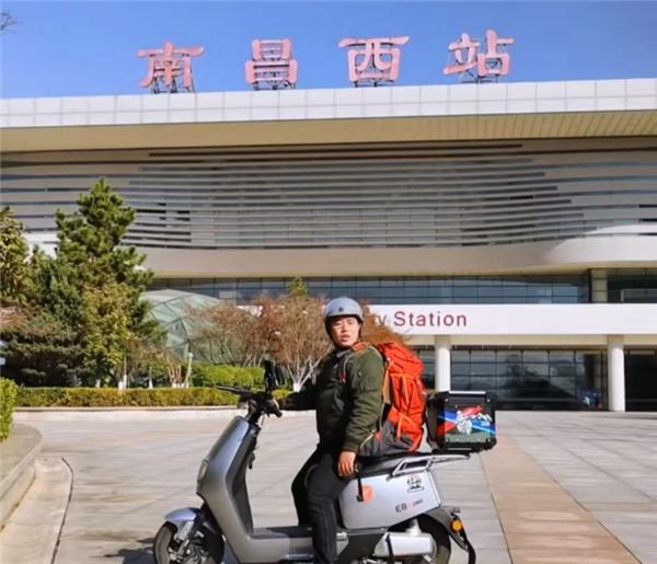 男子骑电动车从江西回成都过年：边送外卖边旅游