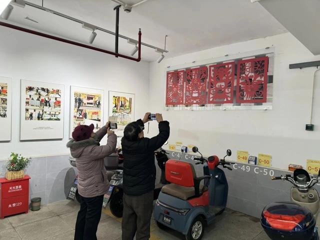 上海的这个“停车棚美术馆”上新迎来浓浓年味，艺术家原作在停车棚展出安全吗