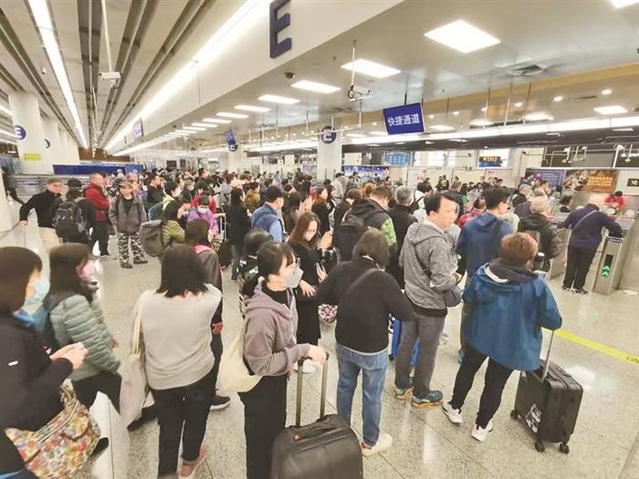 深港通关的汹涌人潮。
