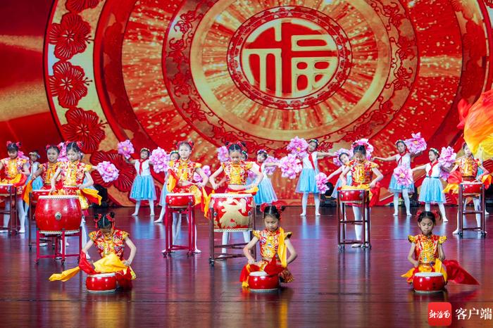 组图+视频丨2024海南自贸港少儿春节联欢晚会首次大联排在海南省歌舞剧院举办