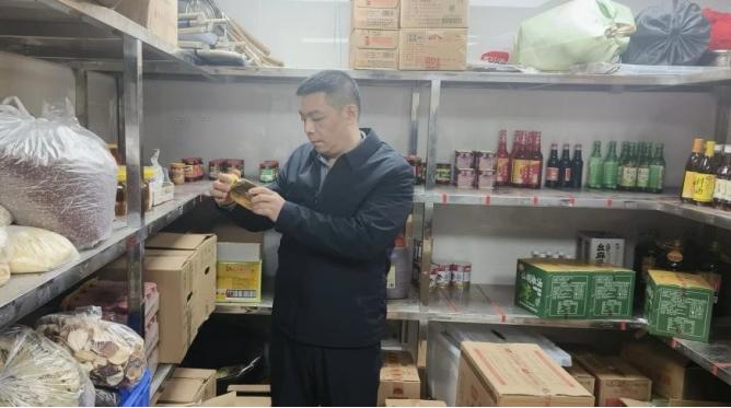 四川达州市场监管局局长陈杰勇暗访检查食品安全、特种设备安全工作