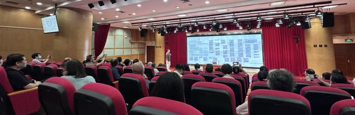 课间同学们与陈鹏翔老师热烈探讨如何画虾-广州市老年干部大学(广州老年大学)