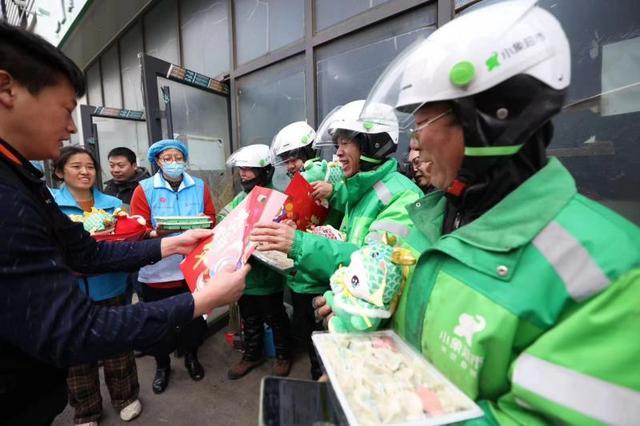 安贞街道为外来务工人员包饺子送祝福