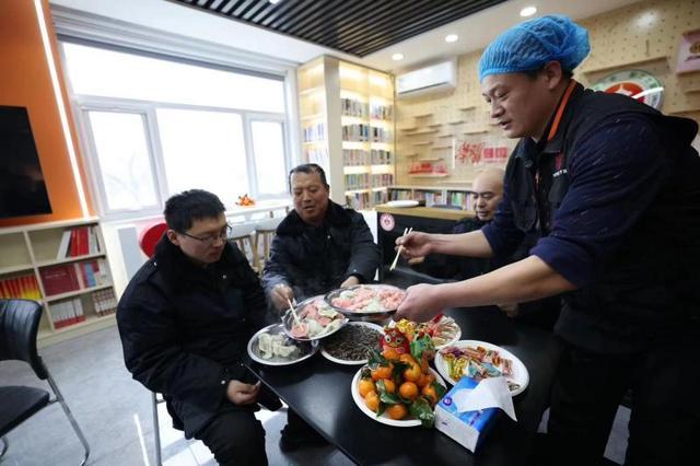 安贞街道为外来务工人员包饺子送祝福