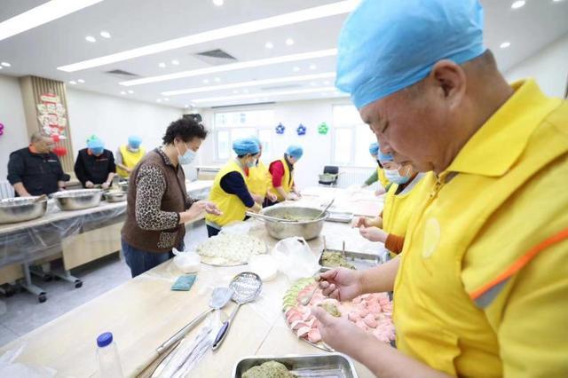 安贞街道为外来务工人员包饺子送祝福