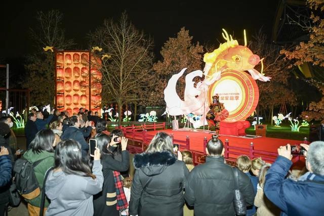 拉开中法建交60周年暨中法文旅年活动序幕，法国豫园灯会点亮“吉祥龙”灯组