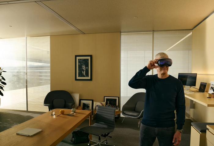 苹果 CEO 库克首次公开佩戴 Vision Pro 头显，亮相杂志封面