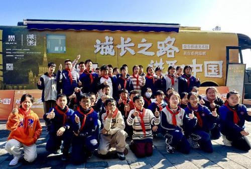 学生参观合影
