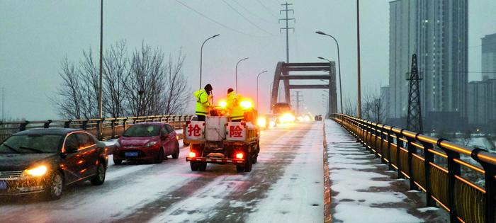 保障公路畅通，市公路管理服务中心启动雨雪冰冻灾害应急预案