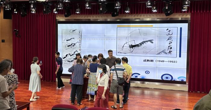 课间同学们与陈鹏翔老师热烈探讨如何画虾-广州市老年干部大学(广州老年大学)