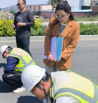 (图右二为陈婷婷女士)