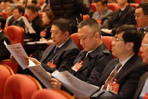 陈宁博士认真聆听政协深圳市第七届委员会常务委员会工作报告