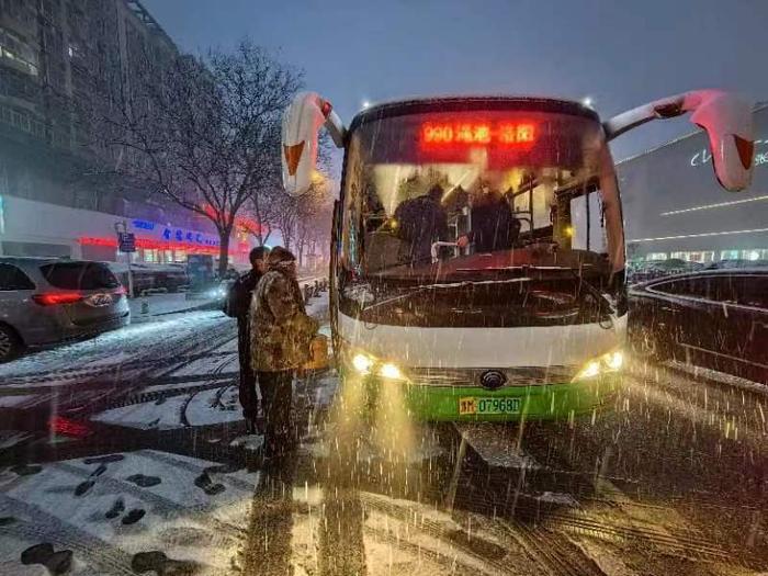 象·暖流丨七旬老人跨省寻亲遇大雪，见河南警察标志就不怕了