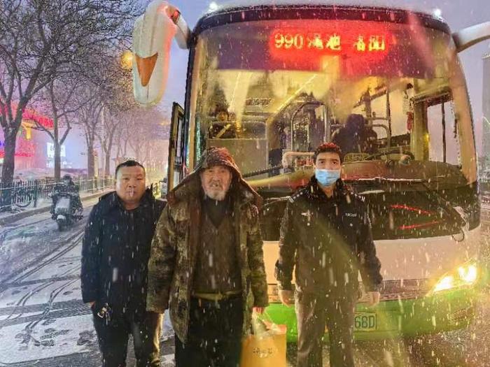 象·暖流丨七旬老人跨省寻亲遇大雪，见河南警察标志就不怕了