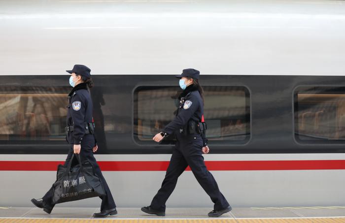 新春走基层|平均年龄26岁，北京首支女子乘警组春运上岗