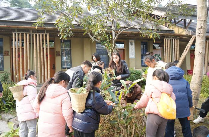 小神兽们化身“小郎中”，在羊爸爸研学营里提前团年啦~