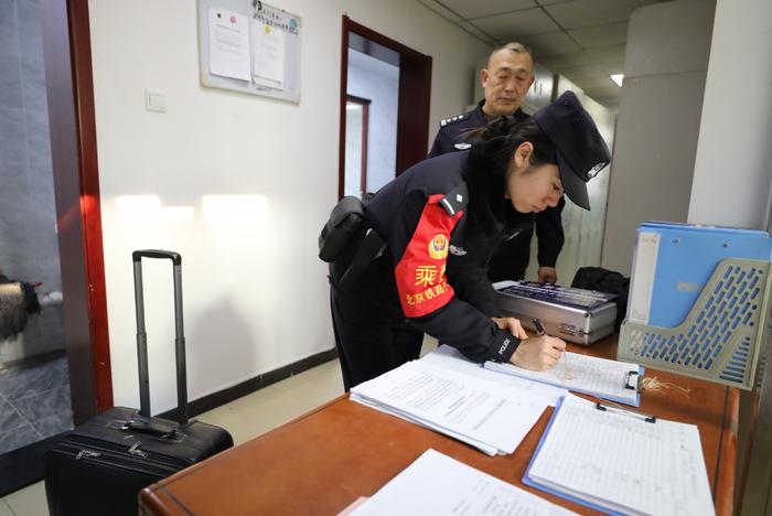 新春走基层|平均年龄26岁，北京首支女子乘警组春运上岗