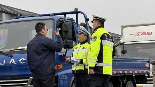 “新”火成炬向春行｜交警老顾的最后一班春运岗：“多做一点，路上的危险就少一分”