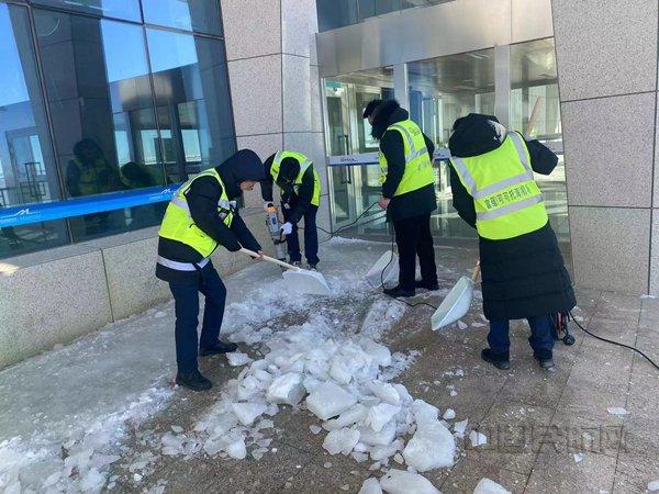 富蕴机场员工除冰行动：守护安全 共克时艰