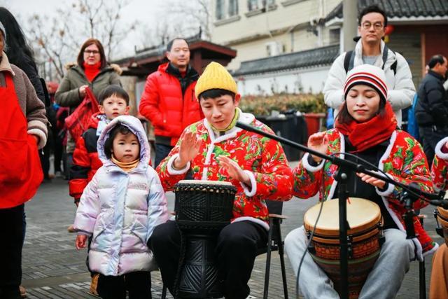 村民老外齐聚，营地小院时尚，闵行这场“村晚”有看头！