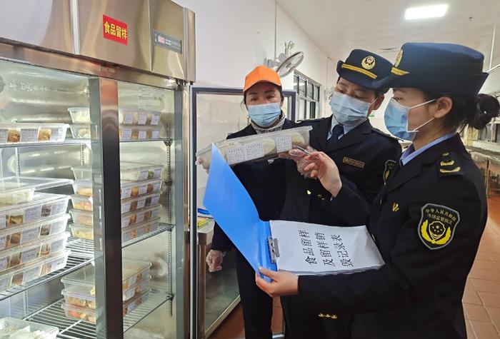 江西省于都县市场监管局开展高中阶段联考期间食品安全大检查